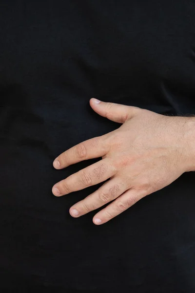 Detailaufnahme Der Hand Eines Mannes Die Auf Schwarzem Hintergrund Natürliches — Stockfoto
