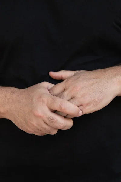 Detailaufnahme Der Hände Eines Mannes Die Die Auf Schwarzem Hintergrund — Stockfoto