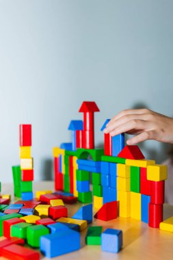 Genç bir hastanın ve psikoterapistinin terapide renkli tahta bloklarla oynamalarının ön yüzü. Terapi ve akıl sağlığı kavramı