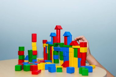 Terapi seansında renkli tahta bloklarla oynayan ergen bir hastanın ön görüntüsü. Terapi ve akıl sağlığı kavramı