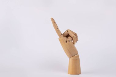 Ahşap el işaret parmağı yukarı ve geri. Beyaz arka planda izole edilmiş. Uzayı kopyala Gösterme, gösterme, sembol, jest ve işaret kavramı