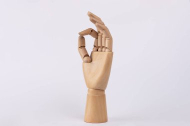 Tahta el başparmak ve işaret parmağıyla çember oluşturarak 