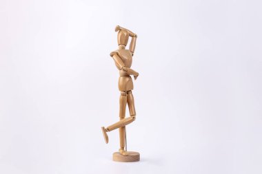 Tahta kukla dans eden ve poz veren birini temsil ediyor, beyaz arka planda izole edilmiş. Uzayı kopyala Poz, duruş, temsil ve dans kavramı
