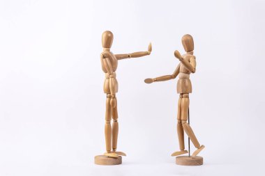 İki ahşap manken tartışan bir çifti temsil ediyor. Bir tanesi beyaz arka planda izole bir şekilde el hareketini durduruyor. Uzayı kopyala Tartışma ve çatışma kavramı