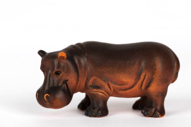 Beyaz arka planda izole edilmiş kahverengi plastik su aygırı profili. Yarı suda yaşayan memeli hayvan kavramı