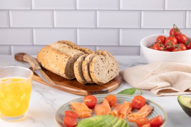 Sağlıklı tost, kombu çayı ve kiraz domatesli taze kompozisyon. Parlak masa ve doğal elementler. Temiz stil. Sağlıklı yaşam tarzı kavramı