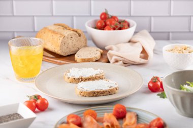 Bej tabakta Cottage Cheese ile Rustic Whole-Grain tost. Sağlıklı Ev Yemeği