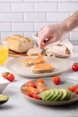 Dengeli Yaşam Tarzı Mutfak Sahnesi: Avokado ve Kombucha ile Tütsülenmiş Somon Tostu
