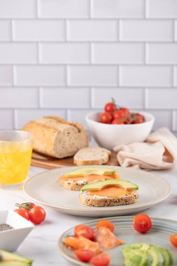 Zarif Sağlıklı Kahvaltı: Kombucha ile Seramik Tabakta Somon Avokado Tostu