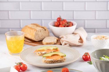 Gurme Avokado Somon Tostlu Lüks Mermer Kahvaltı Masası