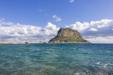 Mora Yarımadası açıklarında yer alan Monemvasia adasının manzarası. Adada, peri masalı atmosferi olan eski ve güçlendirilmiş bir köy var..