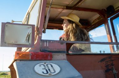 Bir traktör sürüş çiftçi kadın