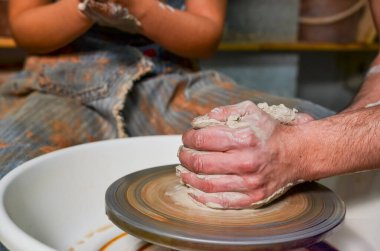 Bir atölyede çömlek çarkının üzerindeki çömlek kalıbı seramik bir parça yapmaya hazırlanıyor.