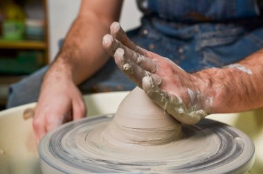 Potter çömlek çarkında kil modelleme, atölyede esrar şekillendirme.