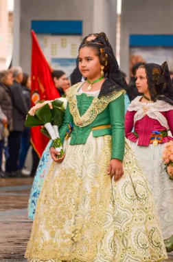 Valencia 'daki las Fallas Festivali' nde çiçek buketleri taşıyan genç falleralar.