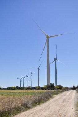 Rüzgar türbinleri, temiz enerji üreten ve güç üretimine karşı sürdürülebilir bir yaklaşımı temsil eden bir alanda dimdik dururlar.