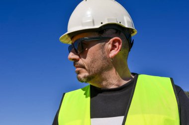 Yenilenebilir enerji santralini denetleyen mühendis, sürdürülebilir uygulamaları ve temiz enerji üretimini güvence altına alıyor