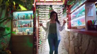 Gün batımında huzur içinde kollarını kaldıran bir kadın.