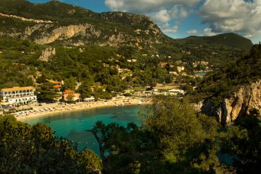 Paleokastritsa tepesinden Korfu adasına ve İyon Denizi, Yunanistan.