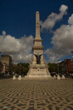 LISBON, PORTUGAL, 12 Nisan 2022. Portekiz, Lizbon 'daki Rossio Meydanı' nda Pedro IV 'ün heykeli olan sütun..