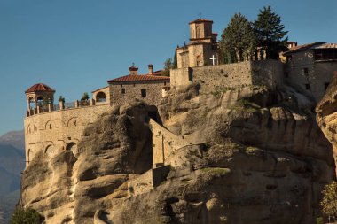 METEORA, GREECE. 22 Ekim 2021 'de. Yunanistan 'ın Meteora kentindeki bir uçurumun tepesindeki St. Barlaam Manastırı.