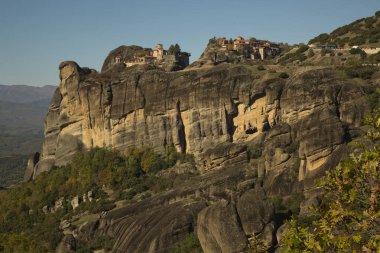 METEORA, GREECE. 22 Ekim 2021 'de. Yunanistan 'ın Meteora kentindeki bir uçurumun tepesindeki St. Barlaam Manastırı.
