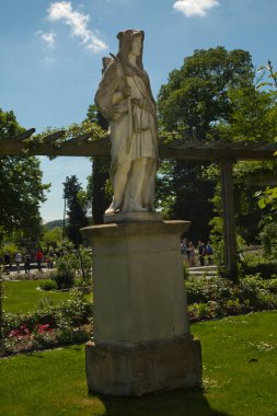 MAINAU, Almanya, 14 Mayıs 2022. Mainau, Almanya 'da bir İtalyan gül bahçesini süsleyen heykel..