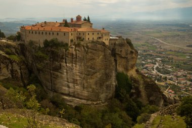 METEORA, GREECE. 23 Ekim 2021 'de. Agios Stefanos manastırı veya St. Steven, Meteora, Yunanistan.