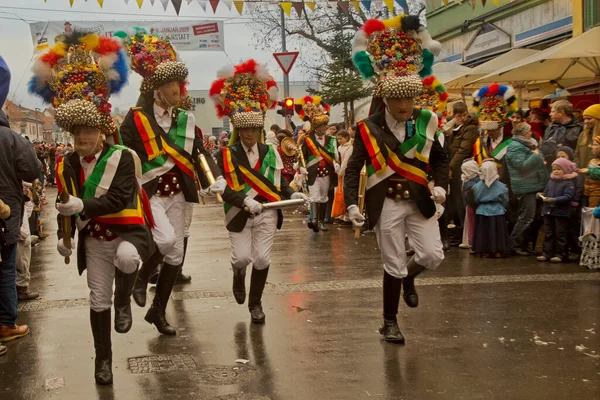 STUTTGART, ALMANY, 19 HAZİRAN 2020. Almanya 'nın Stuttgart şehrinde geleneksel maskeli karnaval alayı. 