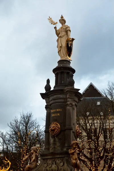 Deventer オランダ 2019年12月14日 オランダ デヴェンターの市場広場にあるウィヘルミナ女王の噴水 — ストック写真