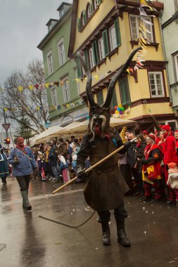 STUTTGART, ALMANY, 19 HAZİRAN 2020. Almanya 'nın Stuttgart şehrinde geleneksel maskeli karnaval alayı. 