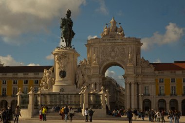 LISBON, PORTUGAL, 12 Nisan 2022. Kral I. Jos 'un binicilik heykeli ve Portekiz' in Lizbon kentindeki zafer kemeriyle Pazar Yeri (Praca do Comrcio) manzarası.
