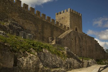 OBIDOS, PORTUGAL, 13 Nisan 2022. Portekiz, Obidos şehrinin kale duvarının manzarası.