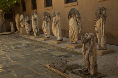 CORINTH, Akrokorint, GREECE. 27 Ekim 2021 'de. Yunanistan 'ın Akrokorinth kentindeki antik heykeller.