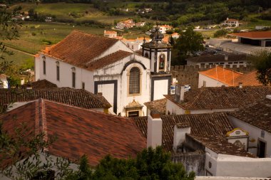 OBIDOS, PORTUGAL, 13 Nisan 2022. Portekiz Obidos ve Sao Tiago Kilisesi manzarası.