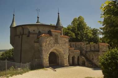 HONAU, Almanya, 14 HAZİRAN 2022. Almanya 'nın Honau kentindeki Lihtenştayn Kalesi' nin avlusundaki binaların manzarası.