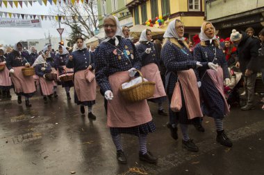STUTTGART, ALMANY, 19 HAZİRAN 2020. Almanya 'nın Stuttgart şehrinde geleneksel maskeli karnaval alayı. 
