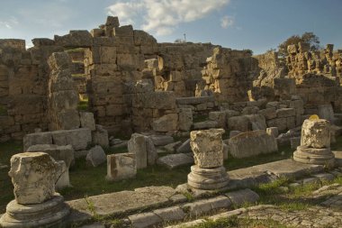 CORINTH, Akrokorint, GREECE. 27 Ekim 2021 'de. Yunanistan 'daki Akrokorinth kalesinin antik tarihi kalıntıları.