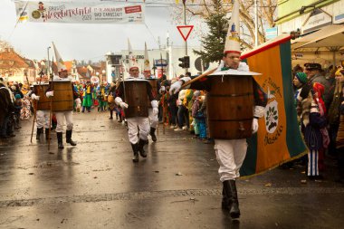 STUTTGART, ALMANY, 19 HAZİRAN 2020. Almanya 'nın Stuttgart şehrinde geleneksel maskeli karnaval alayı. 