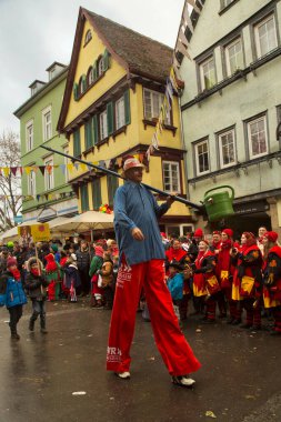 STUTTGART, ALMANY, 19 HAZİRAN 2020. Almanya 'nın Stuttgart şehrinde geleneksel maskeli karnaval alayı. 