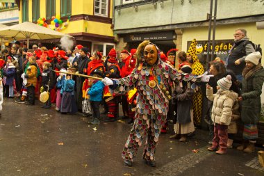 STUTTGART, ALMANY, 19 HAZİRAN 2020. Almanya 'nın Stuttgart şehrinde geleneksel maskeli karnaval alayı. 