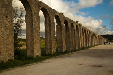 OBIDOS, PORTUGAL, 13 Nisan 2022. Portekiz, Obidos 'taki su kemeri manzarası.