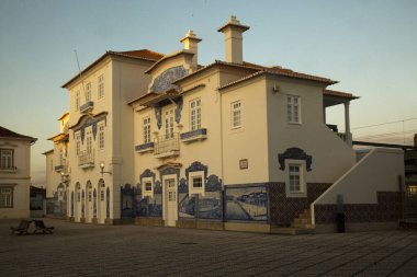 AVEIRO, PORTUGAL, 18 Nisan 2022. Portekiz, Aveiro 'daki geleneksel azulejos fayanslarıyla dekore edilmiş tren istasyonu binası manzarası.