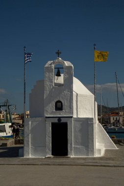 AEGINA, GREECE. 29 Ekim 2021 'de. Yunanistan 'ın Aegina Adası limanındaki Aziz Niklas Kilisesi manzarası.