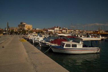 AEGINA, GREECE. 29 Ekim 2021 'de. Yunanistan 'ın Aegina limanında yatlar.