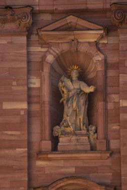 HeideELBERG, Almanya, 08 Temmuz 2022. Heidelberg, Almanya 'daki Kutsal Ruh Kilisesi' nin ön cephe dekorasyonunun ayrıntıları..