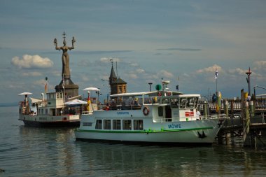 KONSTANZ, Almanya, 14 Mayıs 2022. Bağlı gemileri ve Imperia heykeli olan iskele manzarası, Konstanz, Almanya.