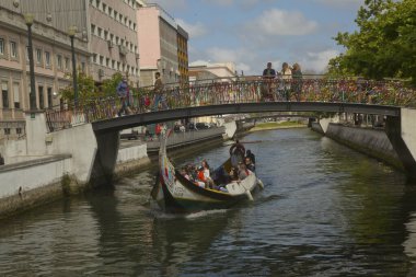 AVEIRO, PORTUGAL, 18 Nisan 2022. Portekiz 'in tarihi merkezi Aveiro kanalında geleneksel Moliceiro teknesi.