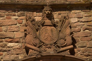 HeideELBERG, Almanya, 08 Temmuz 2022. Almanya, Heidelberg 'deki kalenin ön cephesinde dekorasyon ayrıntıları.