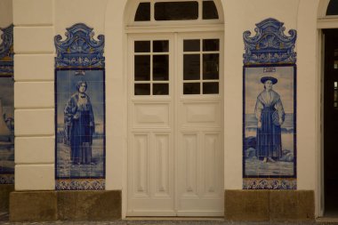 AVEIRO, PORTUGAL, 18 Nisan 2022. Portekiz, Aveiro 'daki tren istasyonu binasını dekore eden geleneksel azulejo fayansları.